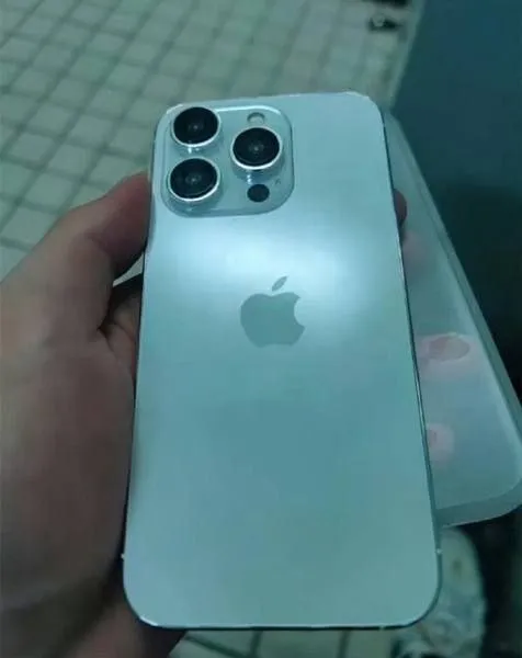 Это iPhone 15 Pro Это iPhone 15 Pro